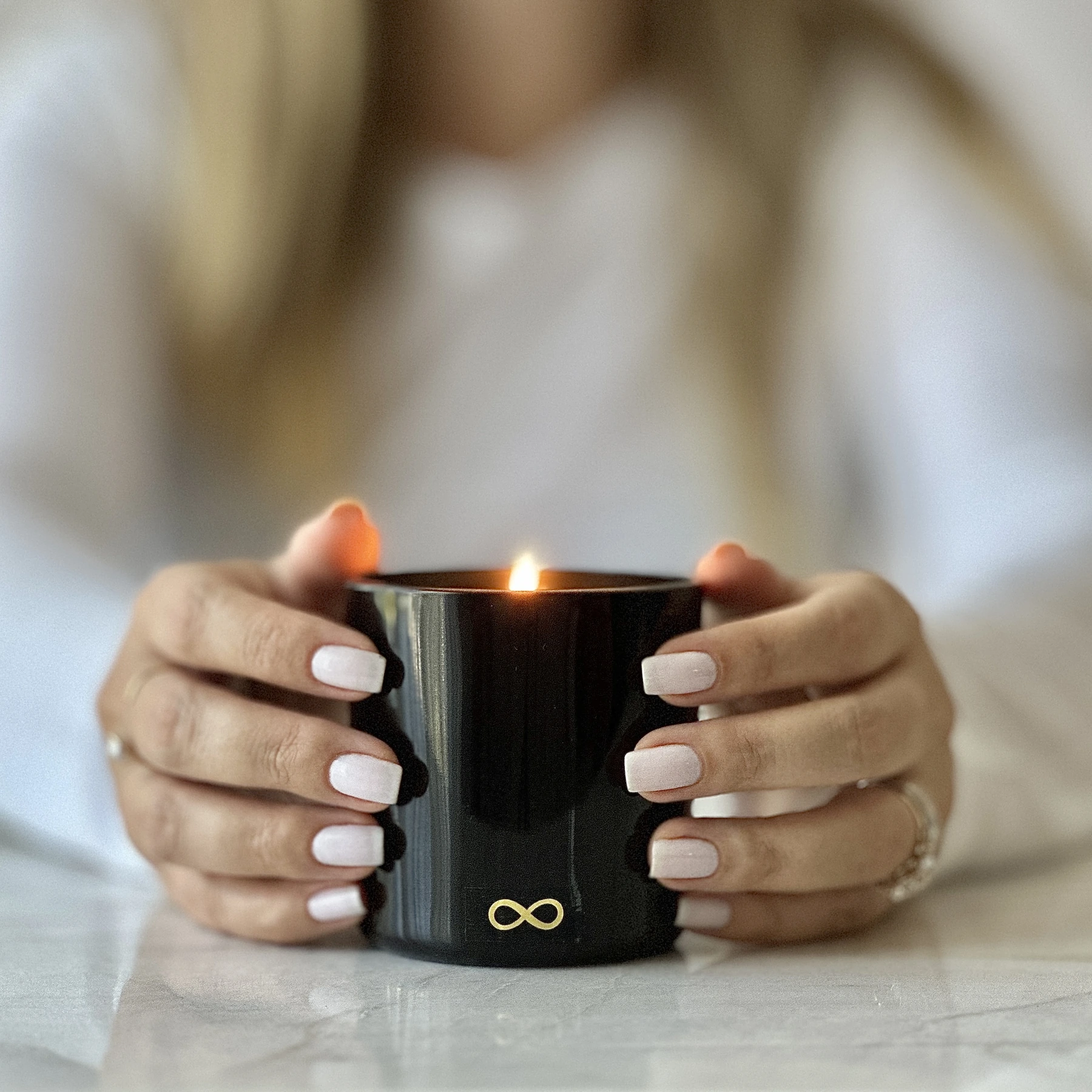 Vela Voyde Wellbeing nas mãos