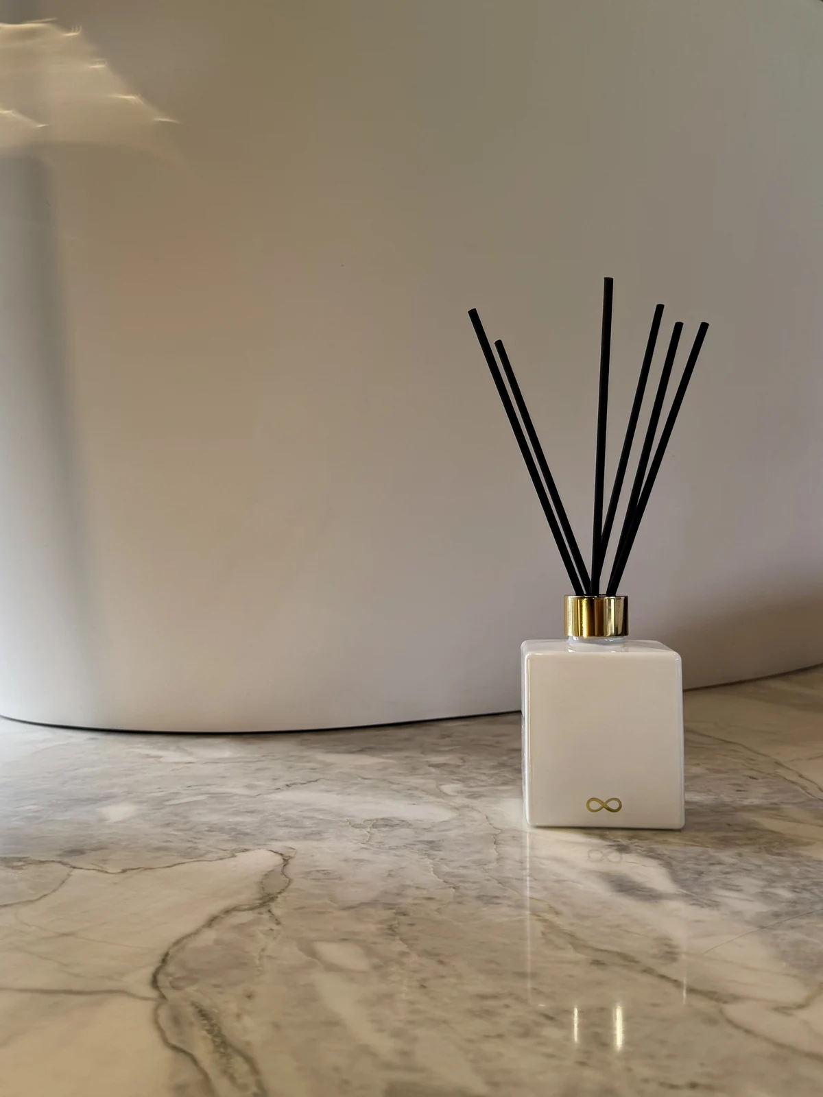 Voyde Wellbeing Lavender reed diffuser in a white vessel